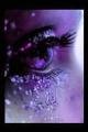 un oeil violet